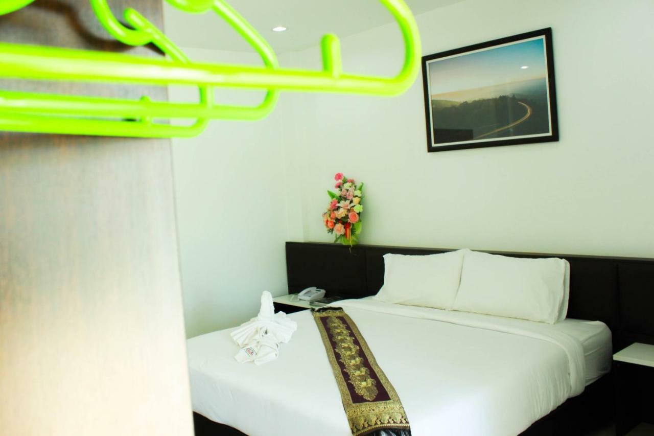 Np Hotel Бурирам Экстерьер фото